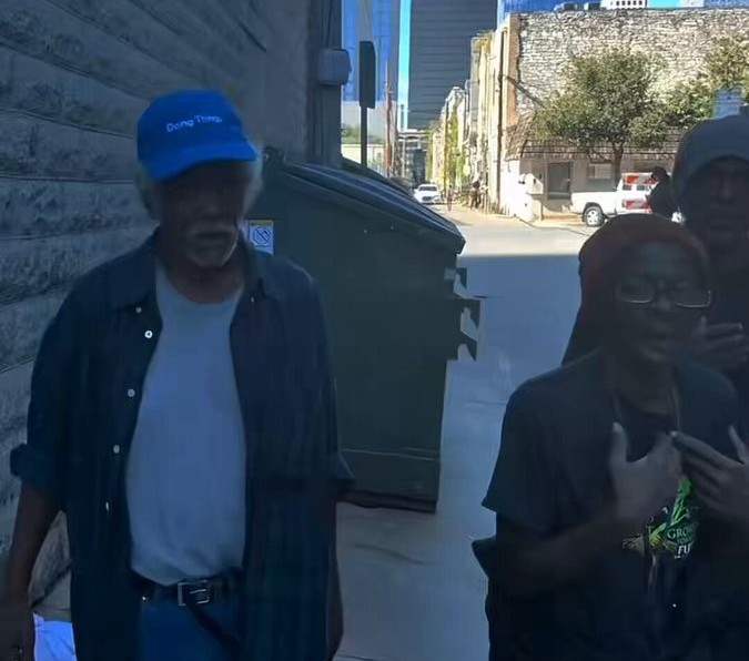 Scandalo PovWolfy: distribuisce machete e alcol ai senzatetto VIDEO