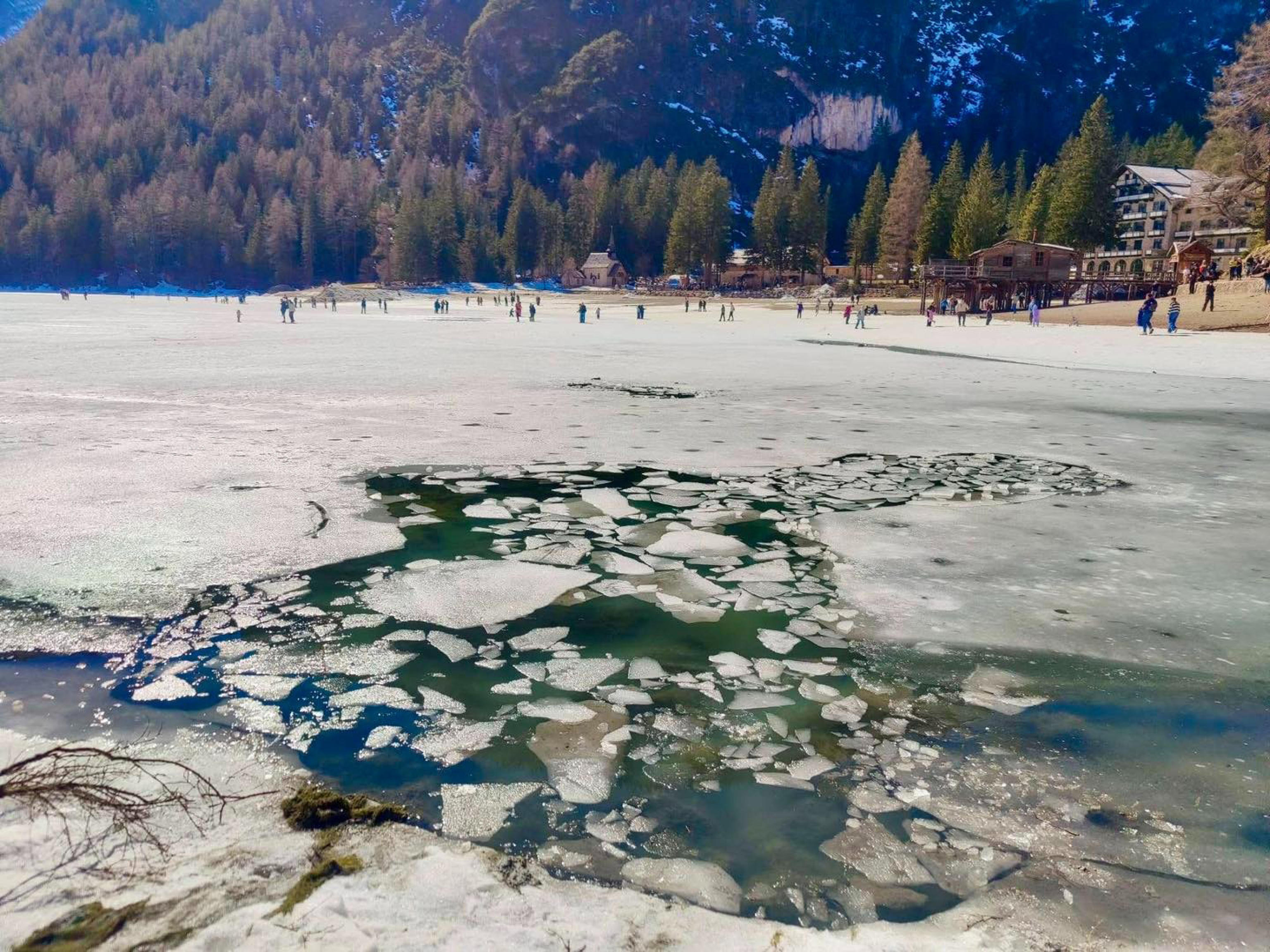 Paura al lago di Braies: cede il ghiaccio, due minori salvati - L'Identità