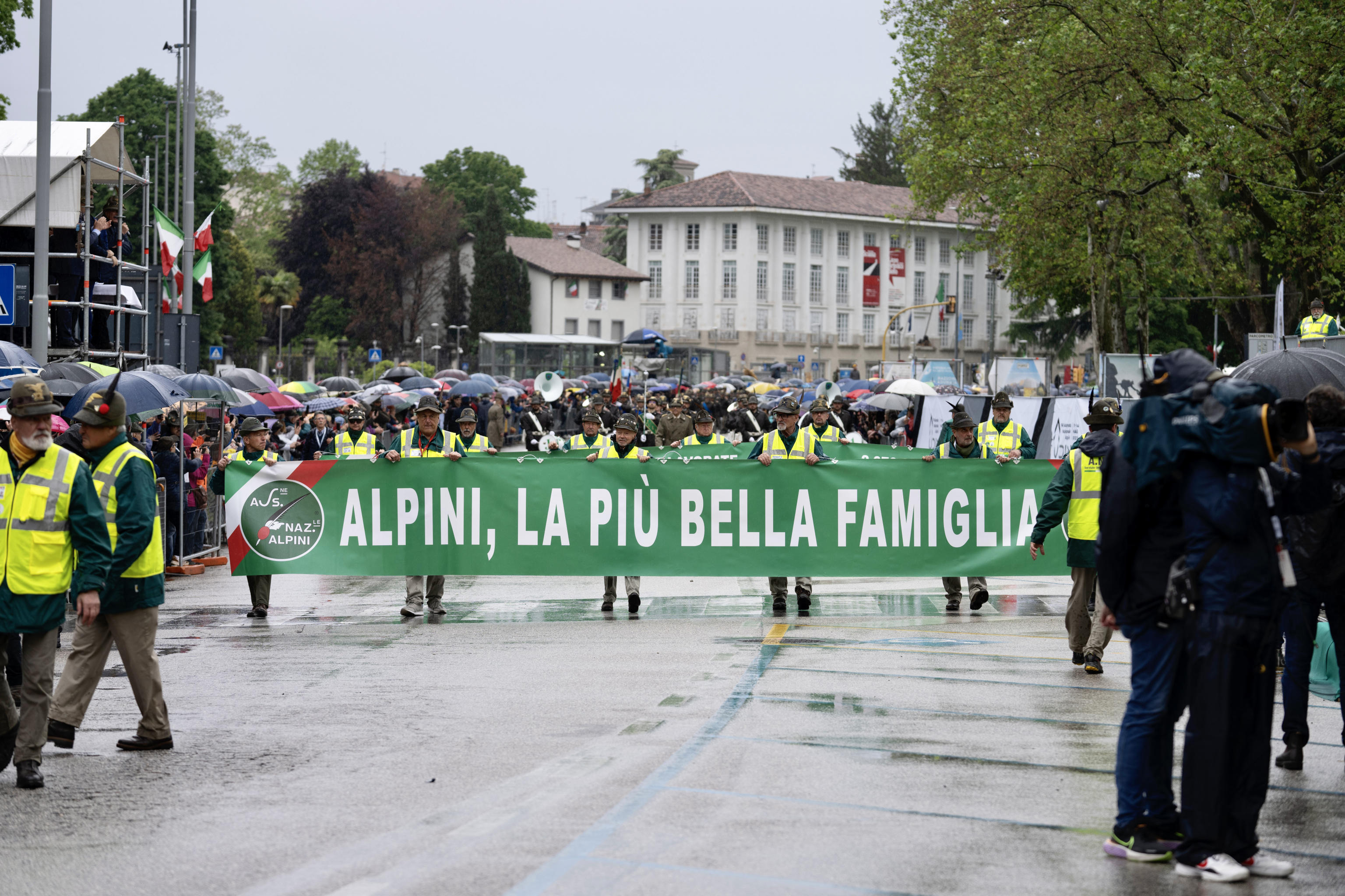 Alpini ancora nel mirino a Genova